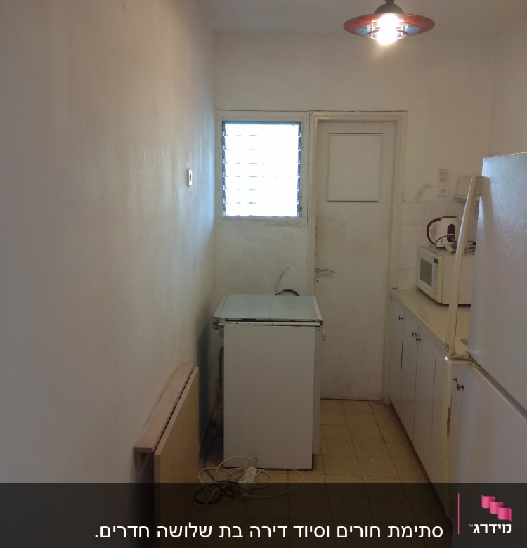 קיר צבוע בלבן עם סימני צבע